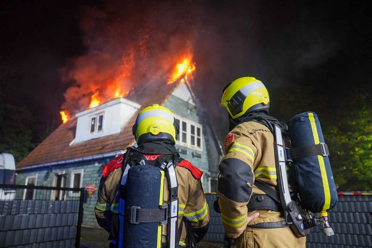 De brandweer had de handen vol aan de bestrijding van het vuur (foto: Gabor Heeres/SQ Vision).