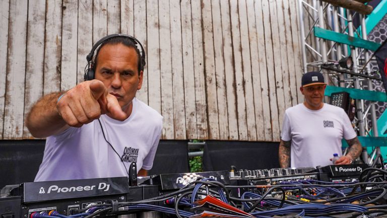 Ook de DJ's zijn blij dat ze weer mogen (foto: Dave Hendriks/MaRicMedia).