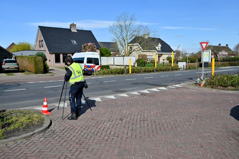 Vanwege het onderzoek naar het dodelijke ongeluk werd de Bredaseweg in Rijsbergen afgesloten (foto: Tom van der Put/SQ Vision).