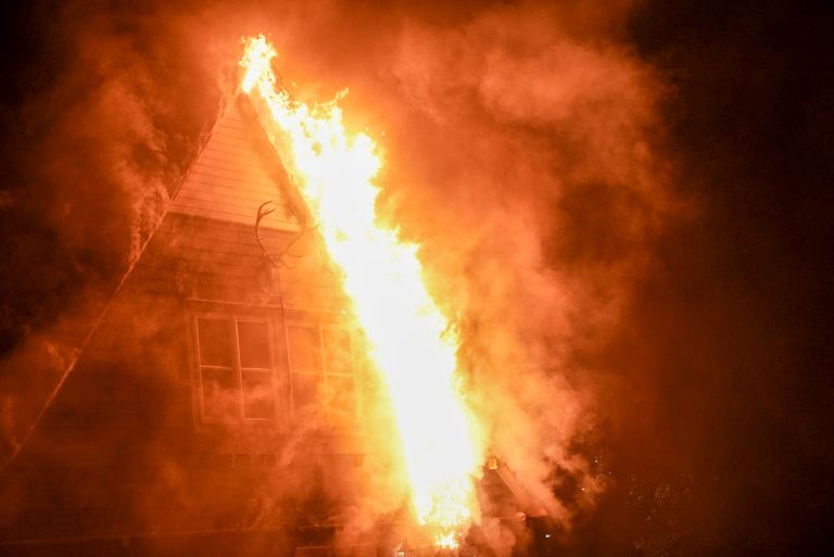 Een uitslaande woningbrand in Oss (foto: Gabor Heeres/SQ Vision).