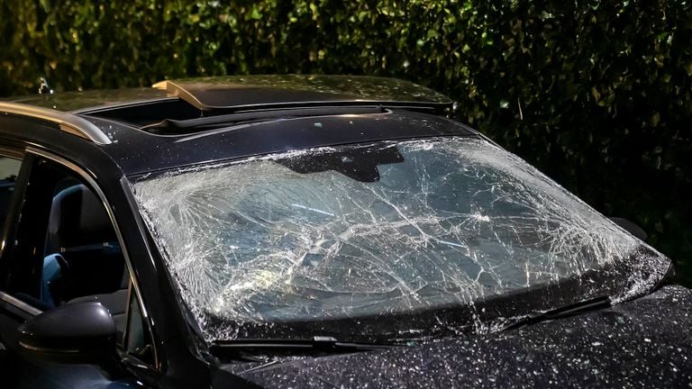 Het dakraam werd uit het dak van de auto in Oss geblazen, de voorruit raakte verbrijzeld (foto: Gabor Heeres/SQ Vision).