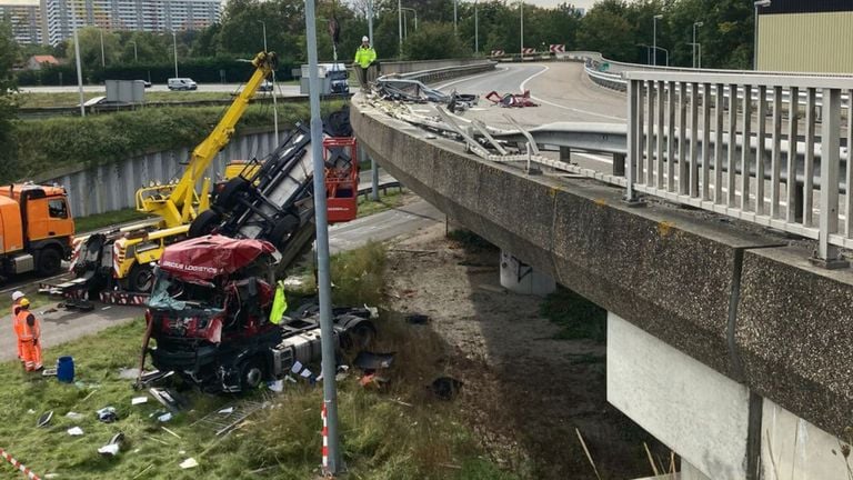 De vrachtwagen wordt door Rijkswaterstaat weggehaald (foto: Rijkswaterstaat).