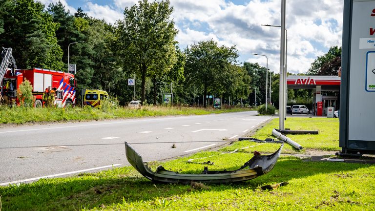 Delen van de auto kwamen een eind verderop terecht (foto: Jack Brekelmans/SQ Vision).