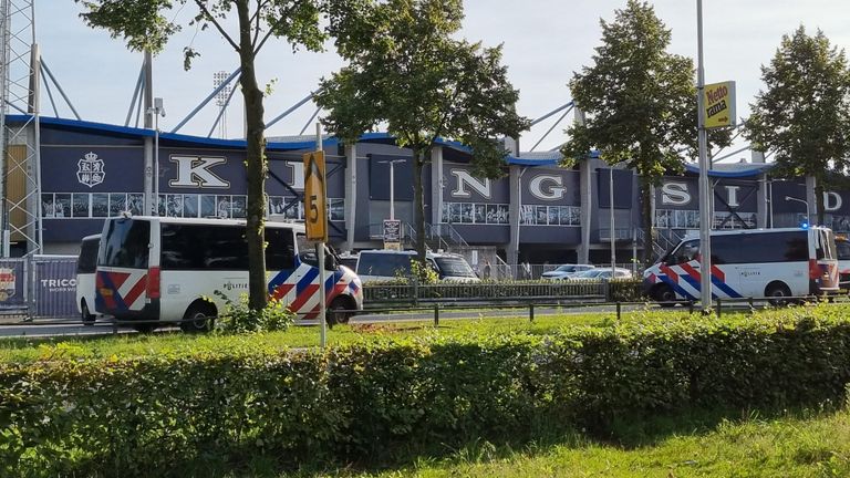 Politiebussen bij het stadion.