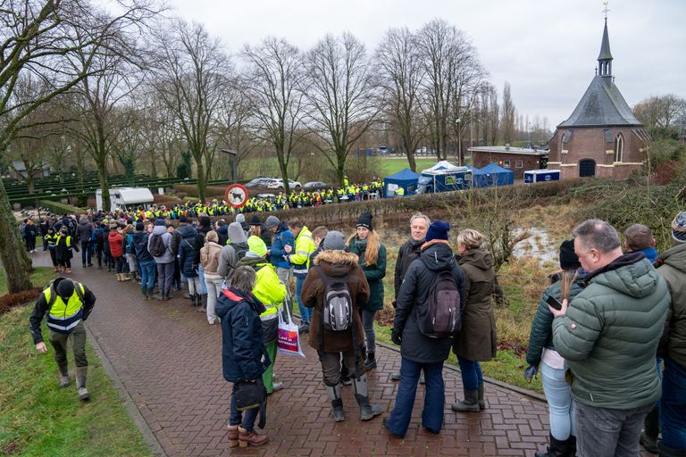 Honderden mensen kwamen zaterdagochtend opdagen voor de zoektocht naar Yoran (foto: Jurgen Versteeg/SQ Vision).