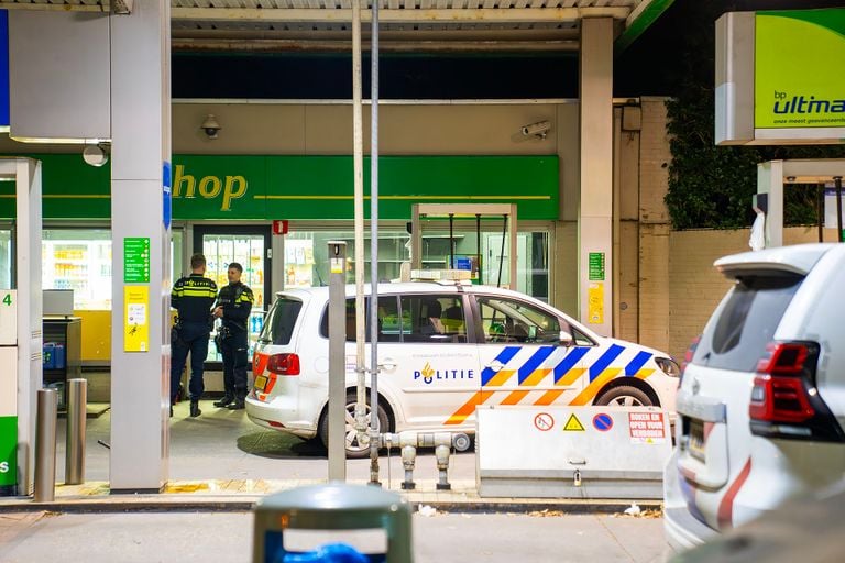 De politie bij het tankstation in Heesch (foto: Gabor Heeres/SQ Vision).