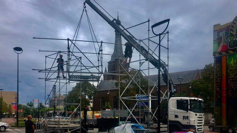 Op het Stadhuisplein worden de laatste attracties afgebroken (foto: Tonnie Vossen)