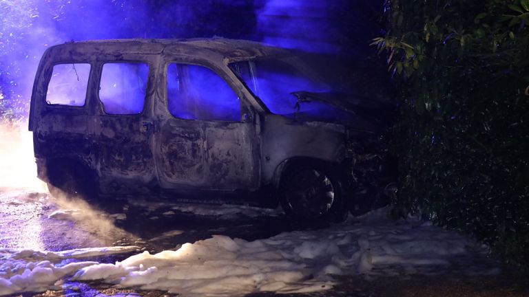 Auto in vlammen op in Heeswijk-Dinther (foto: Sander van Gils). 