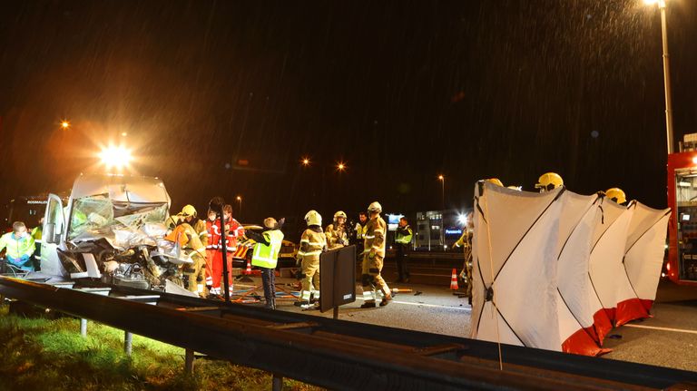 Vanwege het ongeluk op de A2 werden verschillende hulpdiensten opgeroepen (foto: Bart Meesters).