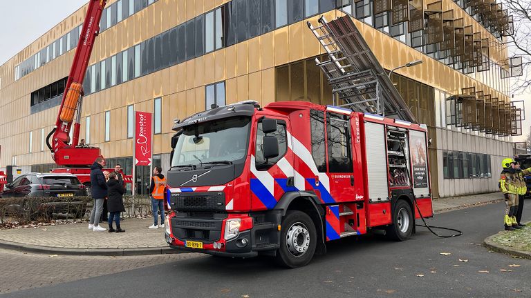 De brandweer bij het Reeshof College in Tilburg (foto: Jeroen Stuve/SQ Vision).