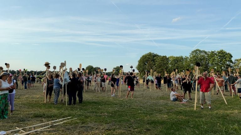 Inwoners uit Vrilkhoven en omstreken protesteren eerder tegen de komst van een hotel voor 400 arbeidsmigranten (foto: Megan Hanegraaf).