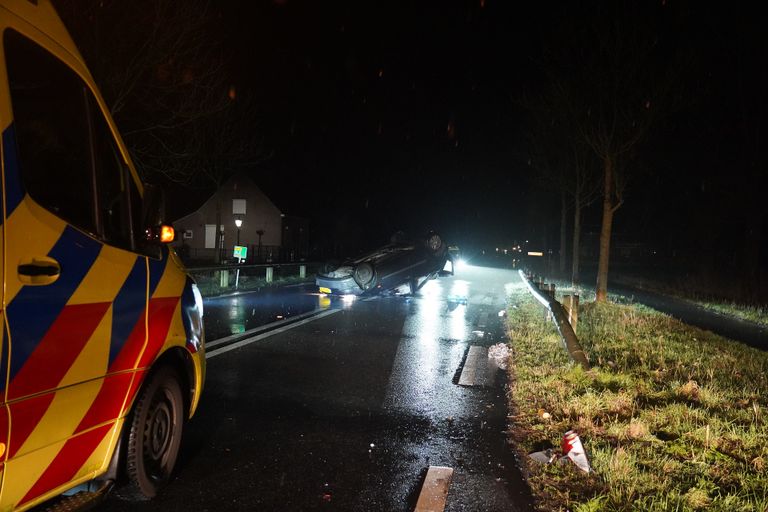 De bestuurder van de auto is nagekeken door ambulancepersoneel, maar hoefde niet naar een ziekenhuis gebracht te worden (foto: Jeroen Stuve/SQ Vision). 