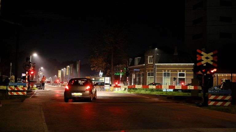 Diverse mensen negeerden de slagbomen in Udenhout (foto: Toby de Kort/SQ Vision).