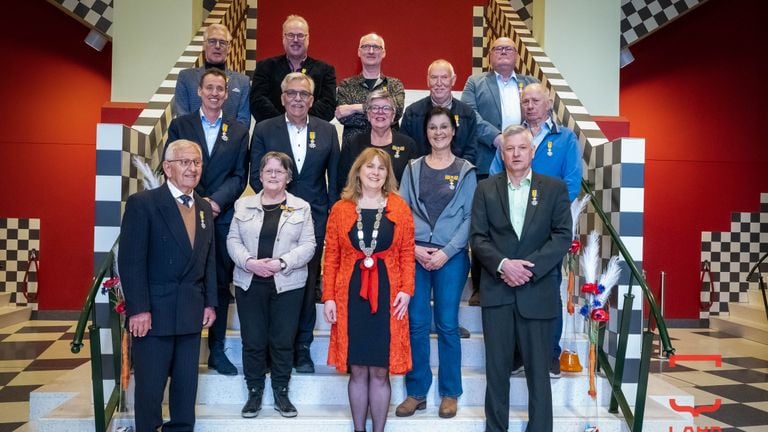 Een deel van de 25 inwoners van de gemeente Land van Cuijk die door burgemeester Marieke Moorman (midden op de voorgrond) werden gefeliciteerd. Links op de achterste rij Sije Visser (foto: gemeente Land van Cuijk).