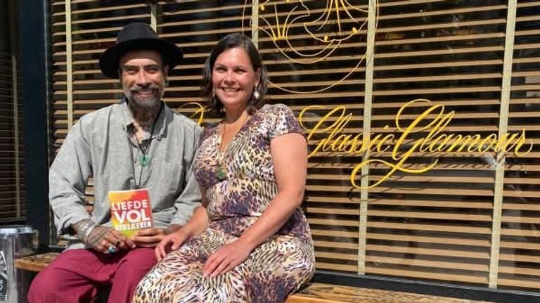 Indira en de tatoeëerder Duncan (privéfoto).
