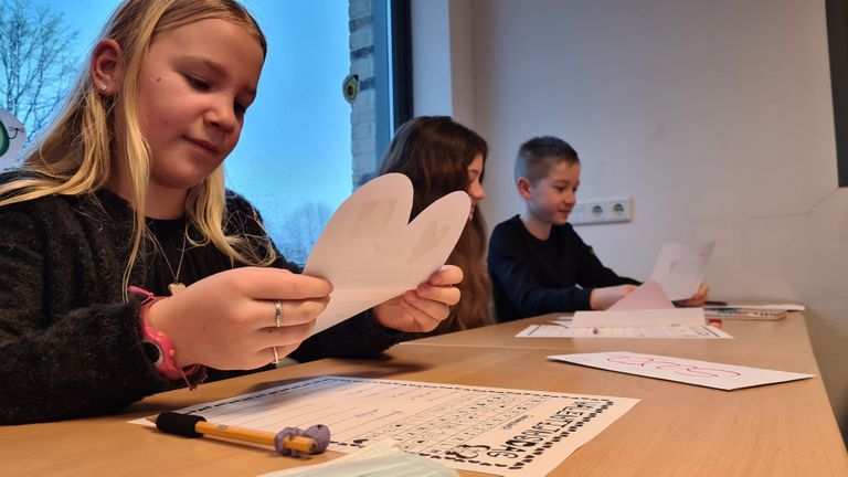 Sara (10) krijgt een warm gevoel van haar valentijnsbrief (foto: Noël van Hooft)