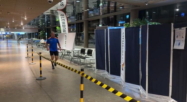 Ludo komt rennend bij de stembus aan (Foto: Eva de Schipper).