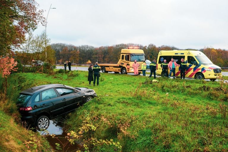 De auto die in een sloot terechtkwam (foto: Erik Haverhals/SQ Vision).