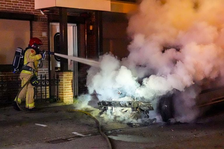 De brandweer bluste de brandende bestelbus aan de Rijnlaan in Helmond (foto: Harrie Grijseels/SQ Vision).