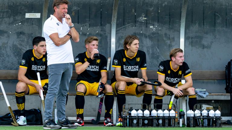 Marc Lammers kijkt voor de dug out naar het spel (foto: MaRicMedia)