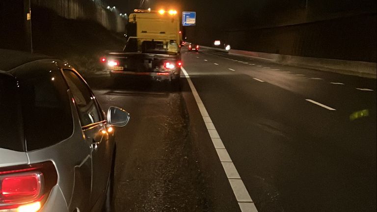 De auto strandde op de N2 bij Eindhoven (foto: X/Wis_Robert).