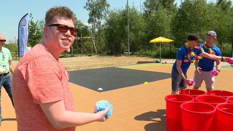 Sandor van der Vliet is druk met sponzen gooien (Foto: Omroep Brabant). 