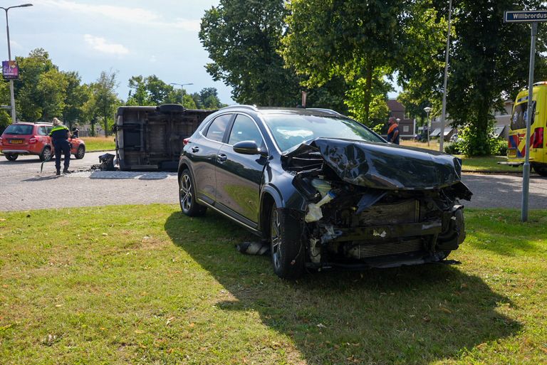 De zwaar beschadigde auto na het ongeluk (foto: Gabor Heeres/SQ Vision).