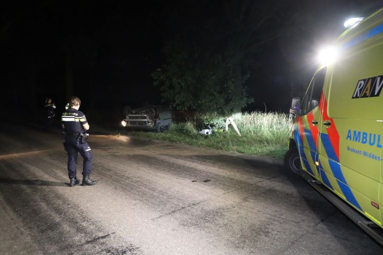 Hoe de auto in een flauwe bocht van de weg kon raken, wordt onderzocht (foto: Kevin Kanters/SQ Vision)