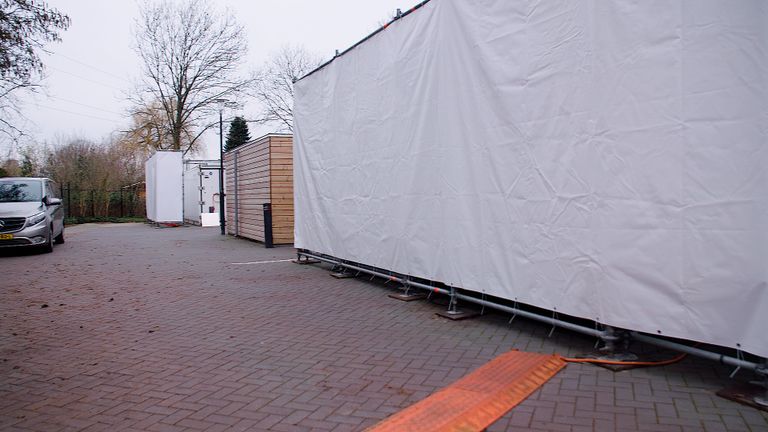 Twee koel-containers op de parkeerplaats.