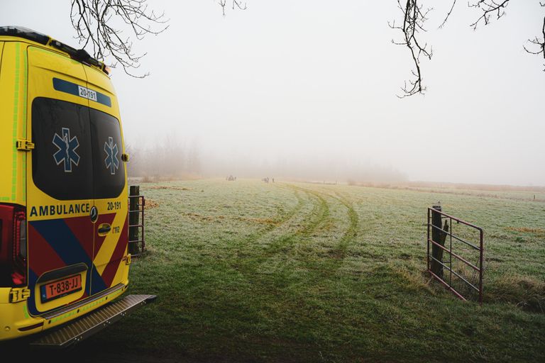 De ambulance kon niet bij het slachtoffer komen (foto: Erik Haverhals/SQ Vision).