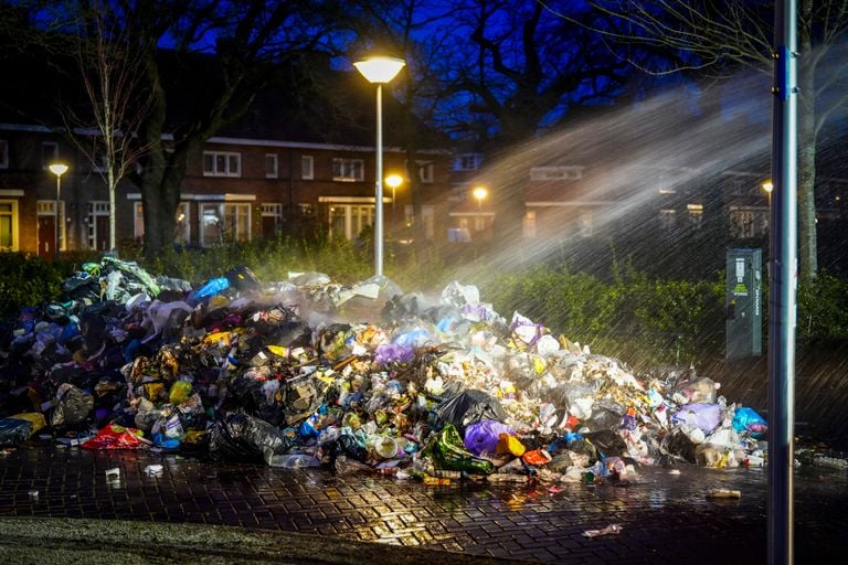 De afvalberg in de woonwijk (foto: SQ Vision).