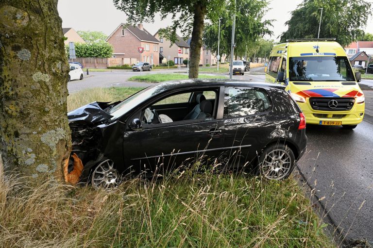 De bestuurder was gewond en is behandeld door ambulancepersoneel (foto: Toby de Kort/SQ Vision).