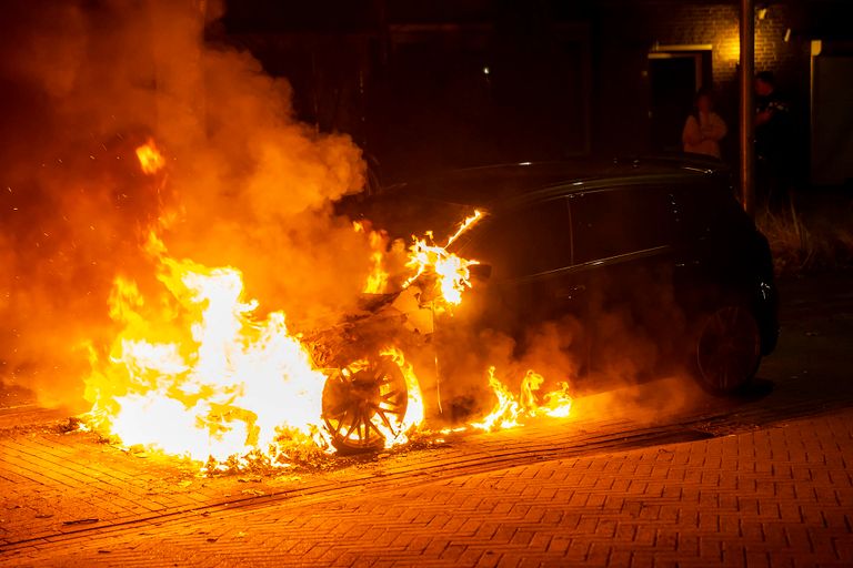 De autobrand werd rond drie uur 's nachts ontdekt (foto: Gabor Heeres/SQV Vision).