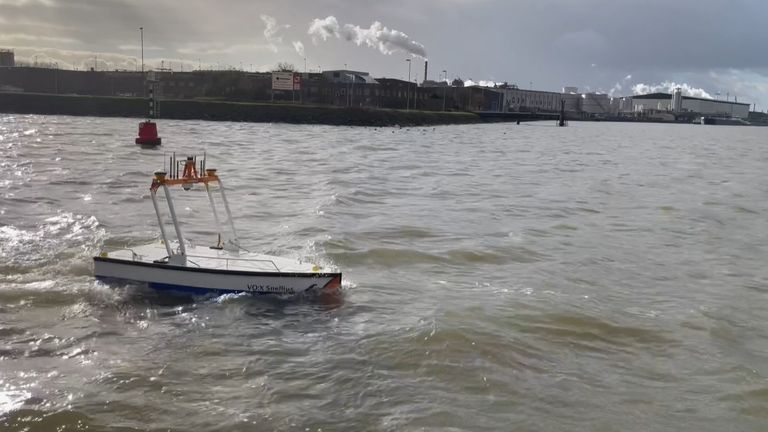 Onderzoekschip VO:X Snellius in actie op het water bij Moerdijk. (Beeld: Van Oord).