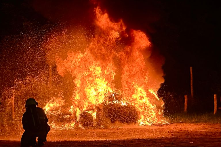 De brandweer bluste de brandende auto aan de Kanterseveldenweg in Best (foto: Sander van Gils/SQ Vision).