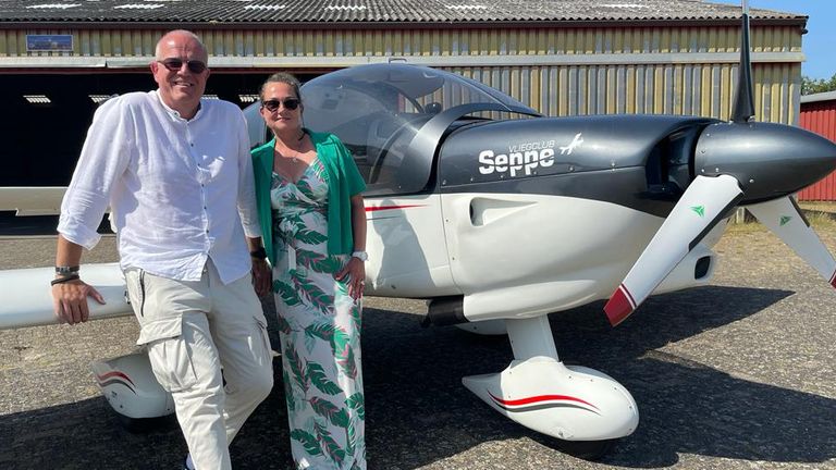 Jean-Paul en Andrea gaan deze zomer met hun vliegtuig op vakantie (foto: Erik Peeters).