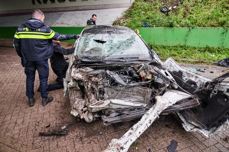 In de gecrashte auto zaten twee Arnhemmers, 21 en 22 jaar oud (foto: Tom van der Put/SQ Vision).