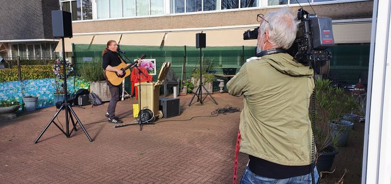 Maarten tijdens een optreden bij zorgcentrum Liduina in Boxtel