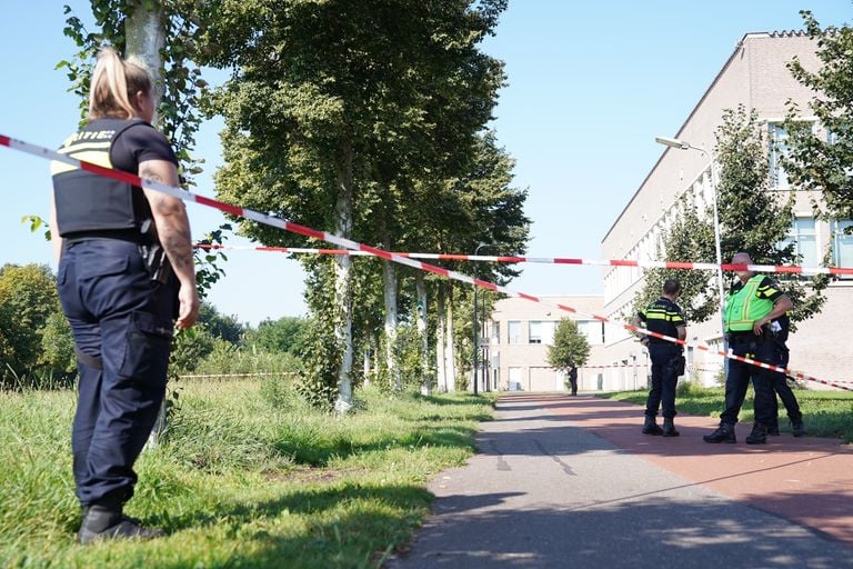 De politie heeft de omgeving waar de dode man in Den Bosch werd gevonden afgezet (foto: Bart Meesters).