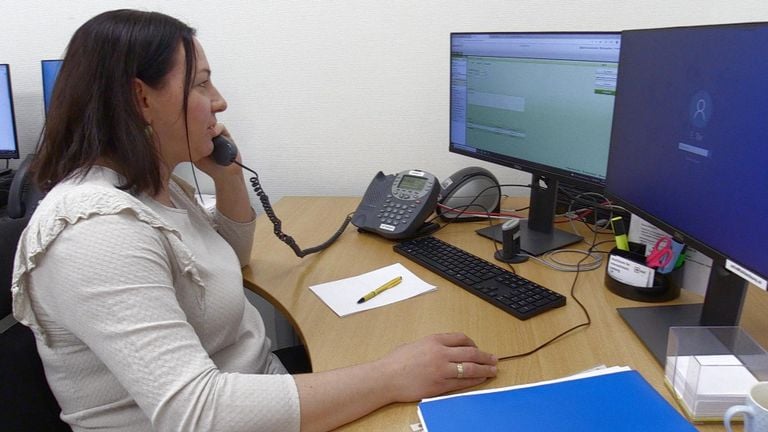 Patienten worden in meerdere talen aan de telefoon te woord gestaan (Foto: Alice van der Plas)