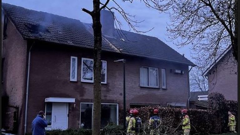 De brand in het huis in Bladel laaide zondagochtend op ((foto: Instagram wijkagenten Bladel).