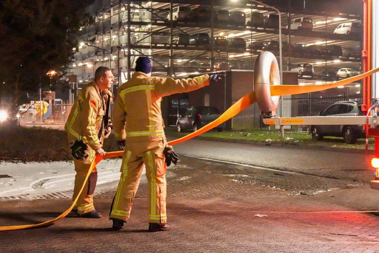 De brandweer bestrijdt de broeibrand aan de Gerstdijk in Helmond (foto: Harrie Grijseels/SQ Vision).