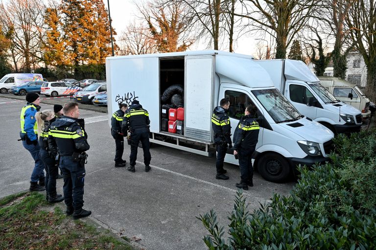 Politie bij de twee bakwagens in Goirle (foto: Toby de Kort/SQ Vision).