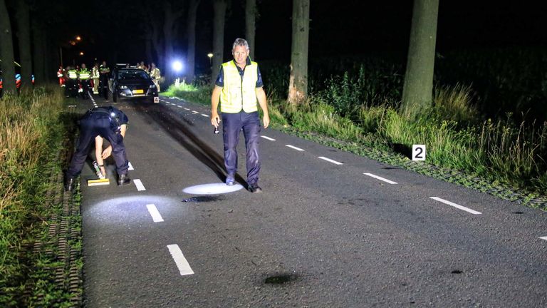 Onderzocht wordt hoe de botsing op de Wittedijk in Deurne kon gebeuren (foto: Harrie Grijseels/SQ Vision).