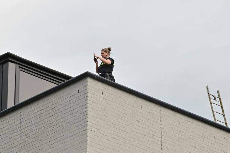 Een agente neemt de situatie in ogenschouw (foto: Perry Roovers/SQ Vision).