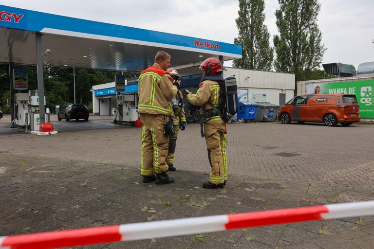 Brandweerlieden overleggen met elkaar bij tankstation (foto: Arno van der Linden/SQ Vision).