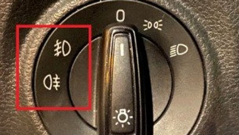 Bij de meeste auto's zien de symbolen voor mistlampen er zo uit (foto: Rijkswaterstaat).