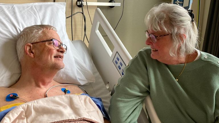 Hendrik en zijn vrouw na de operatie (Foto: Hendrik Heida).