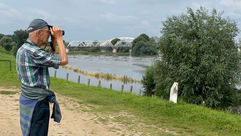Wandelaar tuurt over de Maas bij Maaspoort in Den Bosch (foto: Jan Peels)