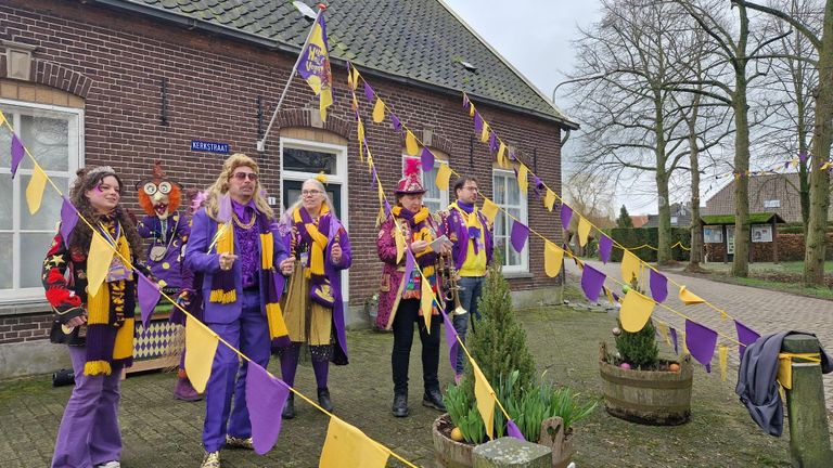 Paars/geel voert de boventoon in Hellevegerslaand (foto: Omroep Brabant).